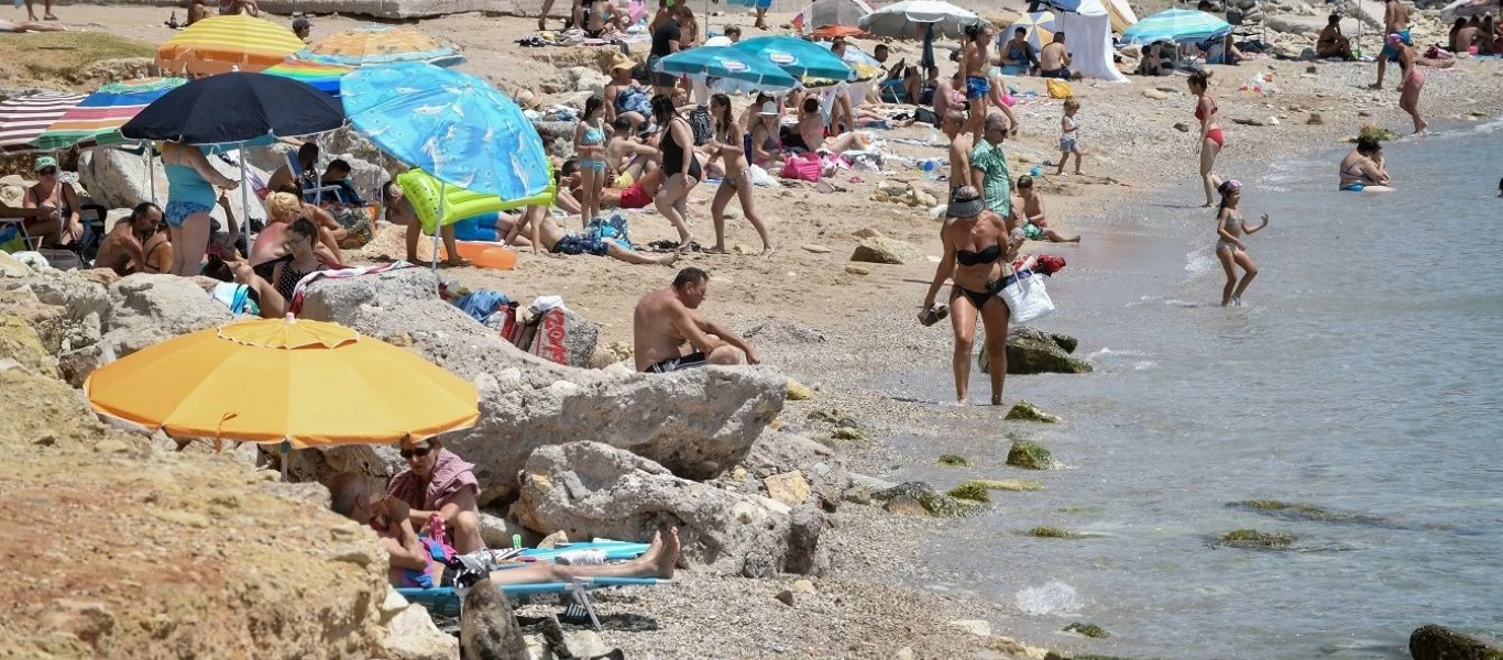 Λίγα τα «ψωμιά» του κορωνοϊού: Η ηλιακή ακτινοβολία του καλοκαιριού τον «σκοτώνει» σε 30 λεπτά!